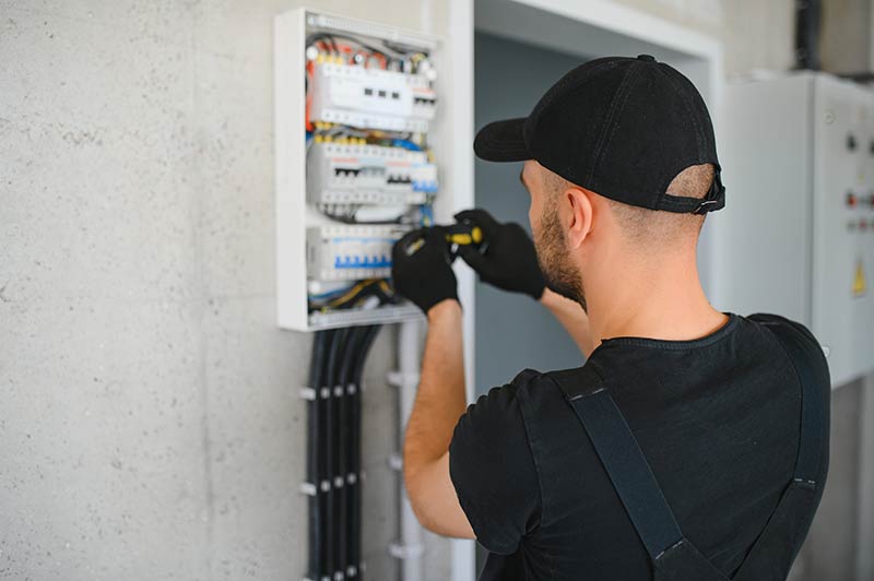 ¿Cuándo hay que cambiar el cuadro eléctrico de una vivienda? Señales de peligro que no debes ignorar